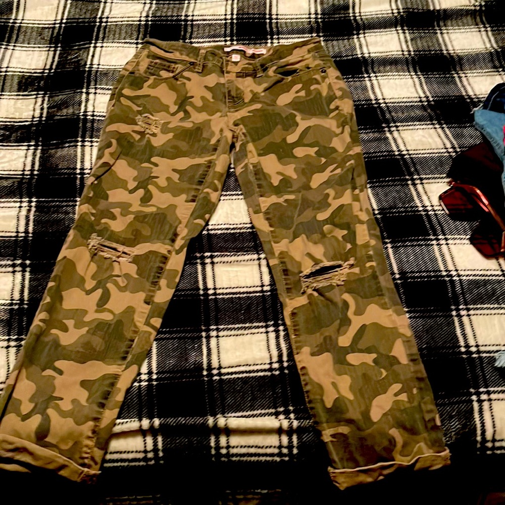 Girls/ Juniors size 1 camp skinny capris.
